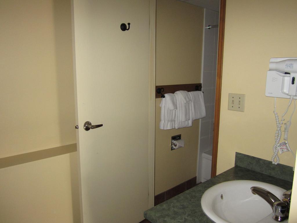 The Pine Inn Chetwynd Стая снимка