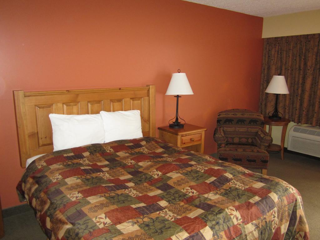 The Pine Inn Chetwynd Стая снимка